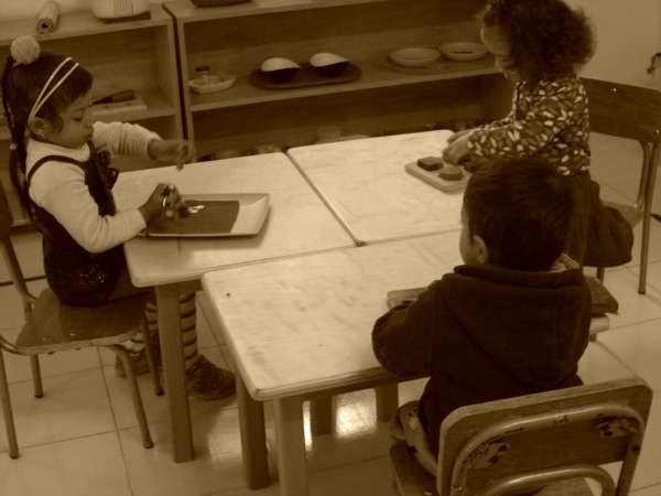 Dans la classe Montessori de l'association 